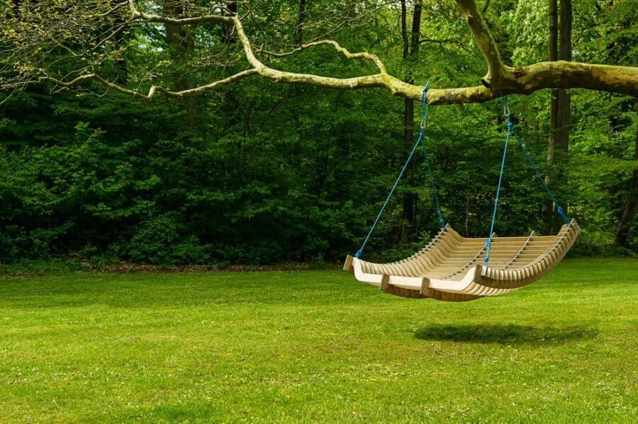 Swinging garden bench