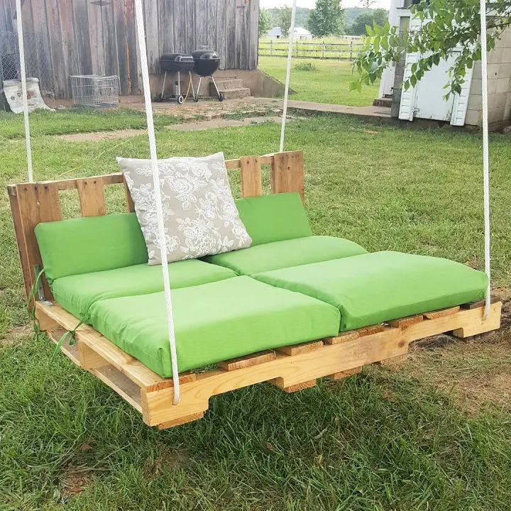 Outdoor Pallet Swing for Two