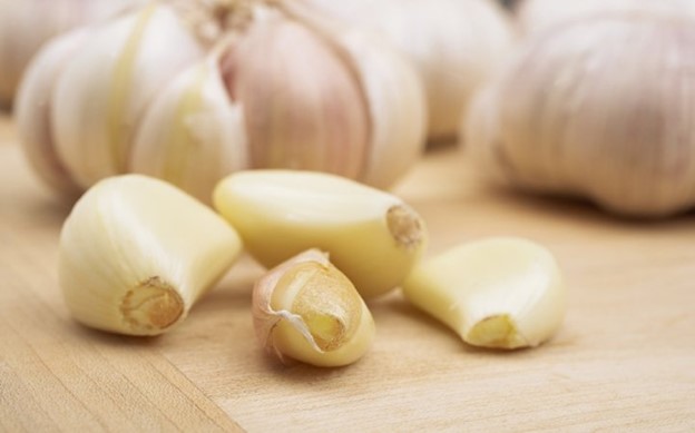 Use Garlic Sprays or Place Crushed Garlic Around Your Porch