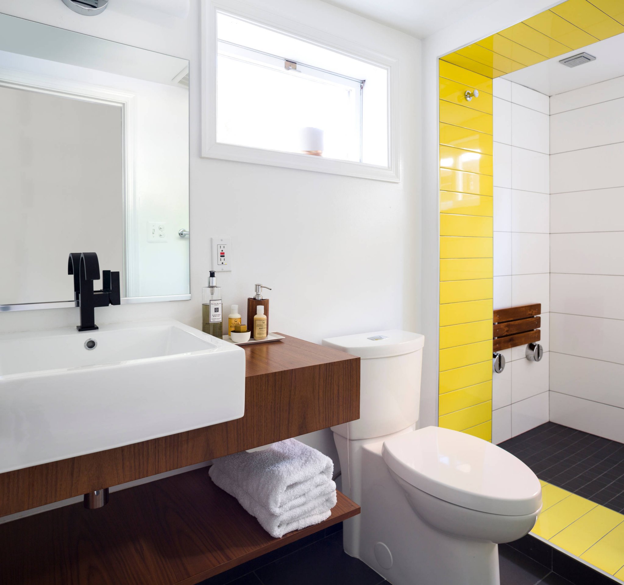 17 Gorgeous Yellow Bathroom Ideas - EatHappyProject