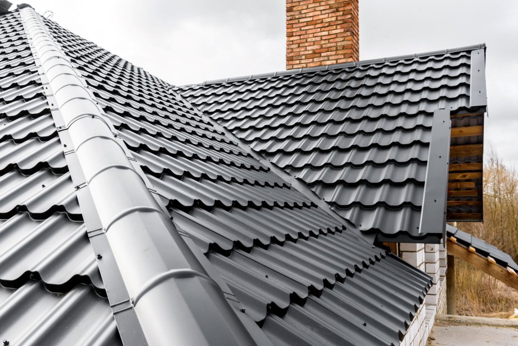 Comparing Metal Roofing With Traditional Roofing Materials