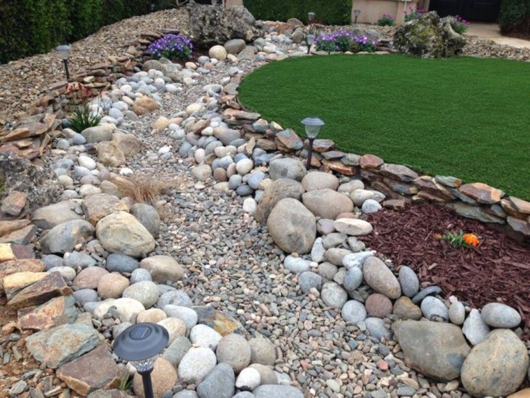 How to Decorate a Dry Creek Bed_